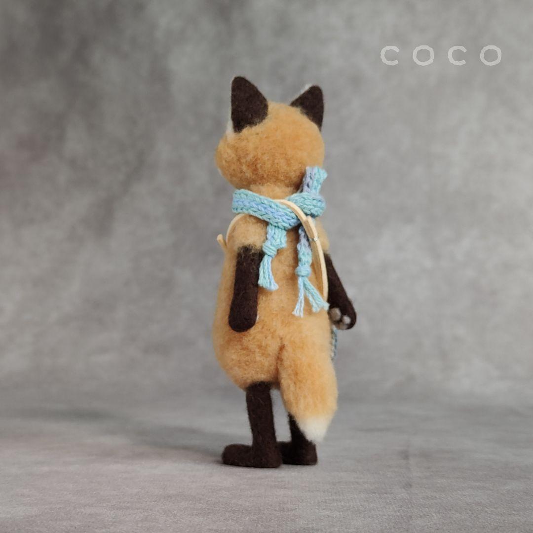 ポシェットを下げた子供なキタキツネさん