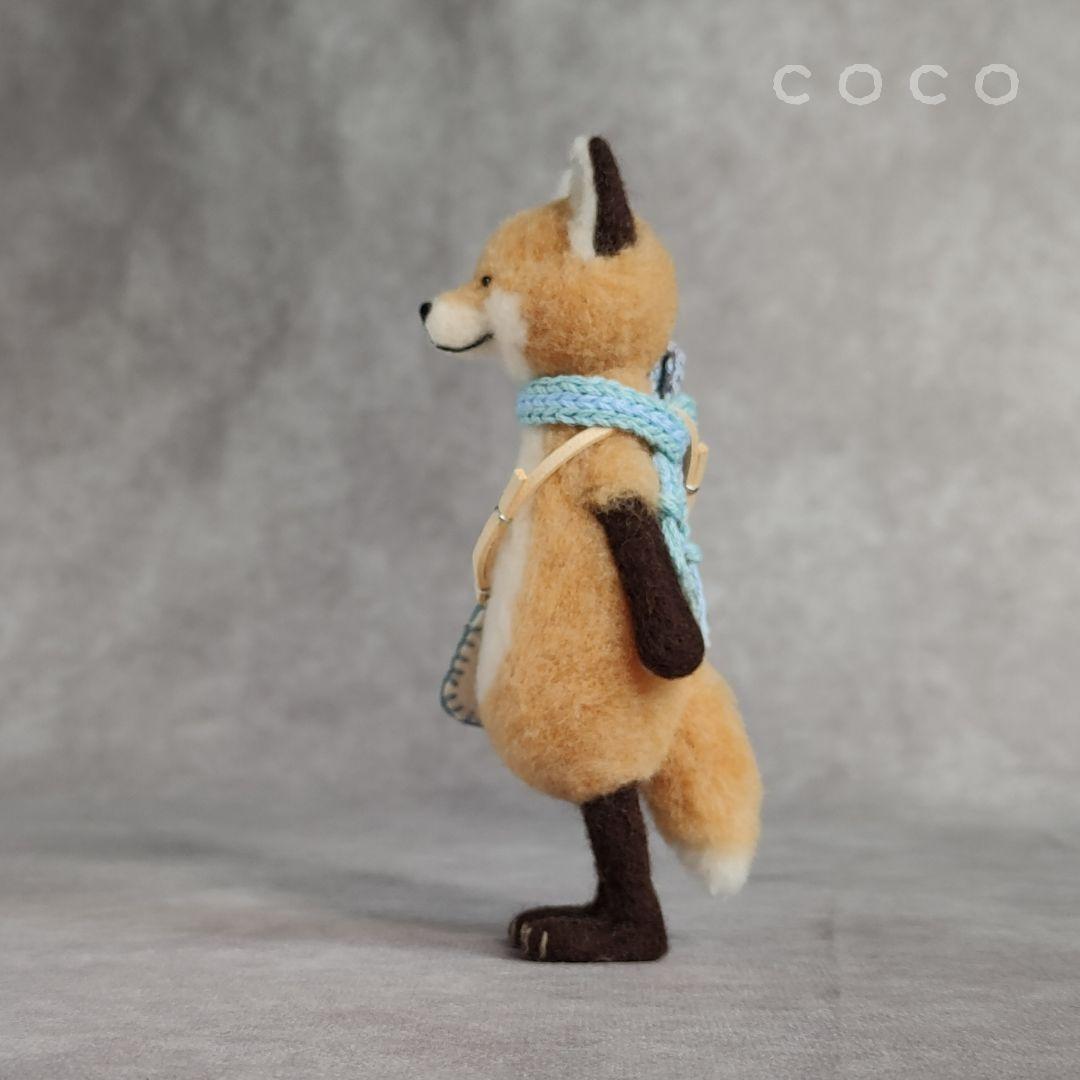 ポシェットを下げた子供なキタキツネさん