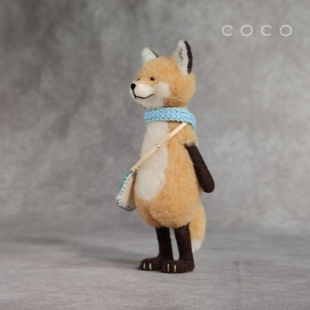 ポシェットを下げた子供なキタキツネさん