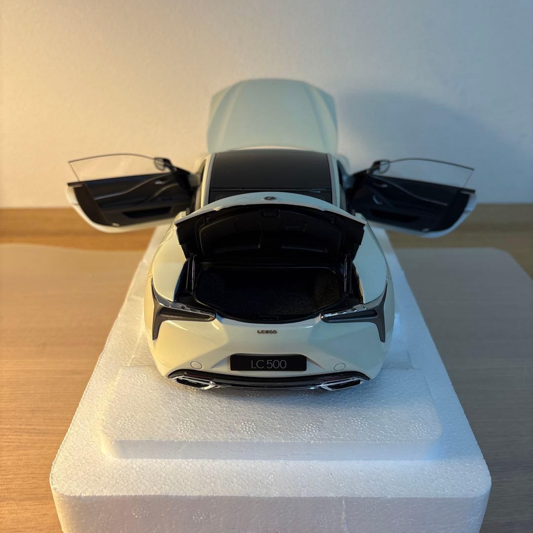 オートアート　レクサス　 LC500 メタリック　ホワイト　1/18 ミニカー