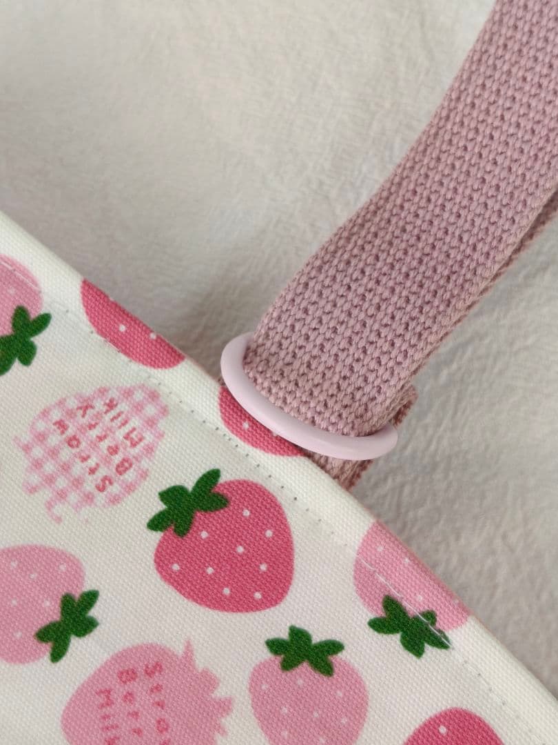 カラフルいちごの入園入学セット　ハンドメイド　通園バッグ　上靴袋　給食袋　着替袋