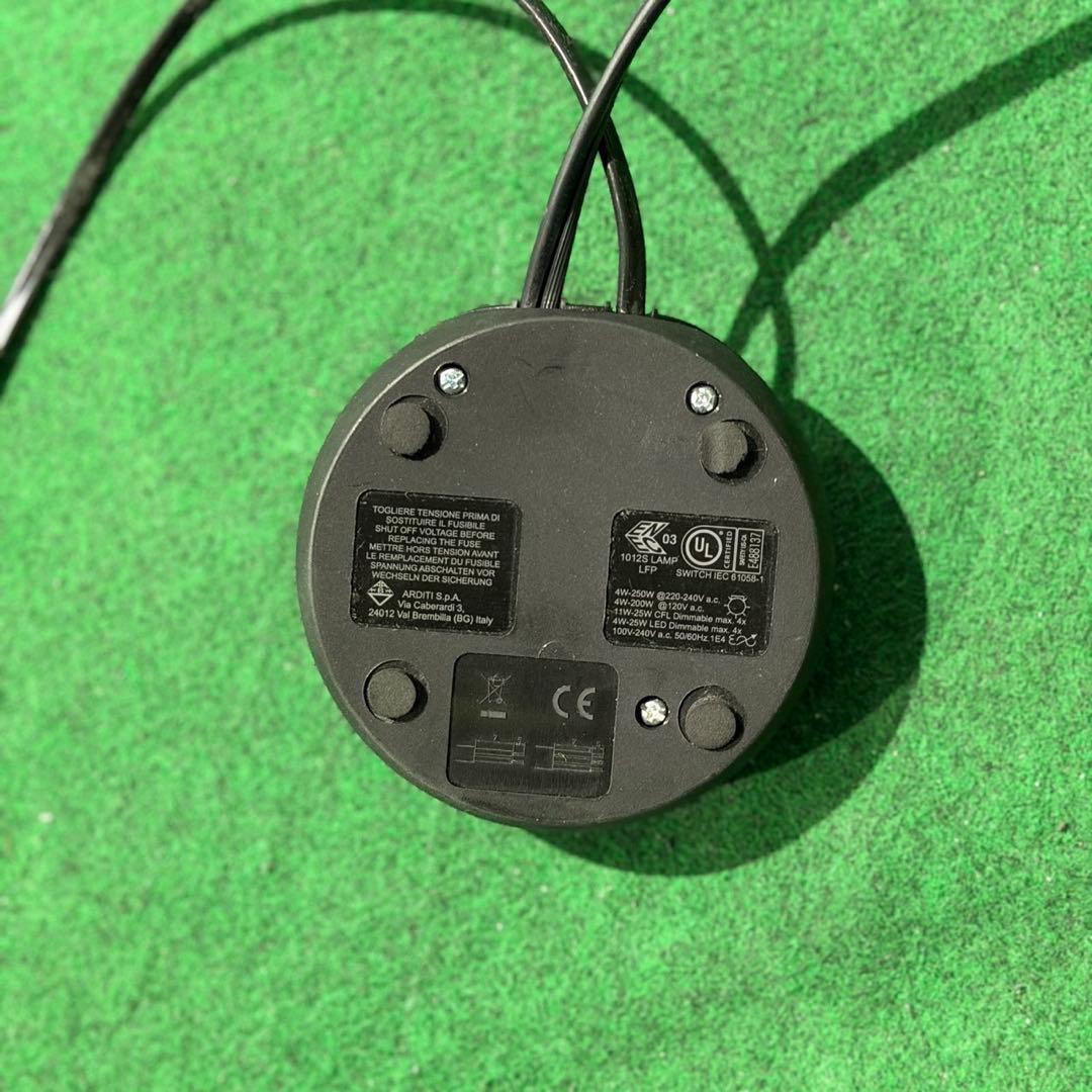 FLOS フロアランプ インテリア 白熱灯器具 ブラック スリム P004