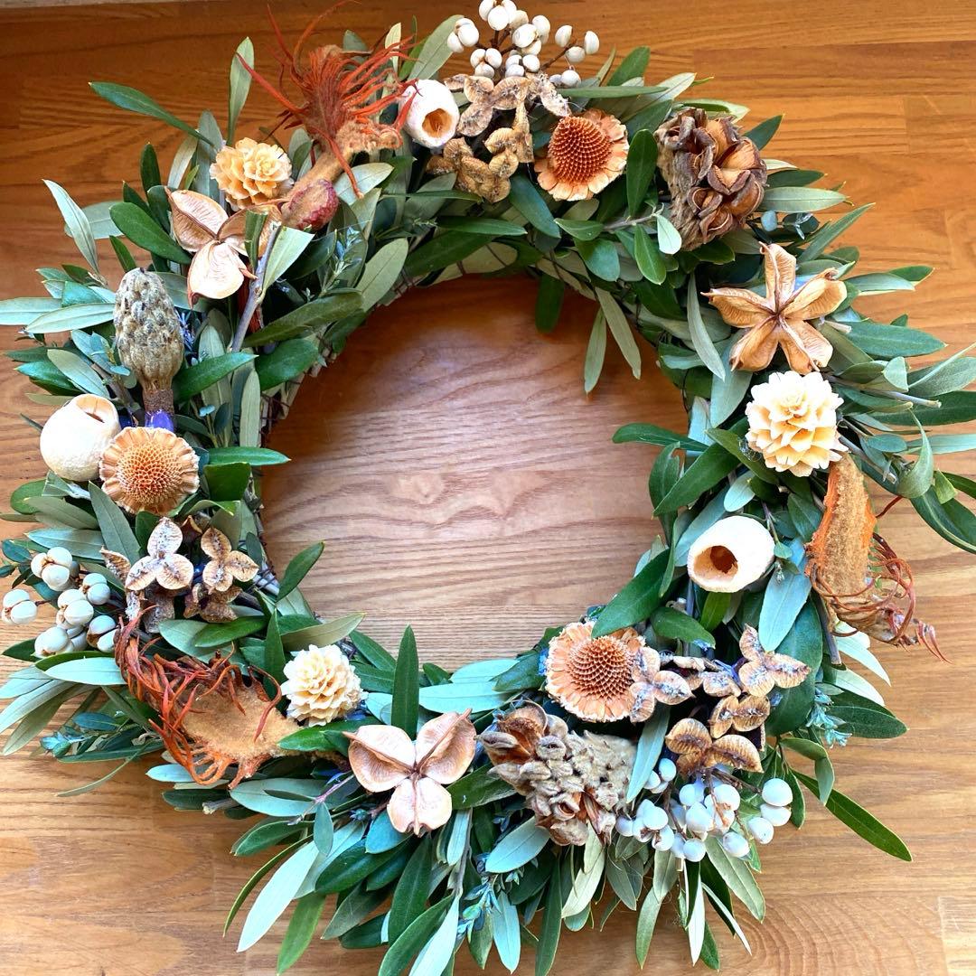 オリーブとユーカリの珍しい木の実のリース