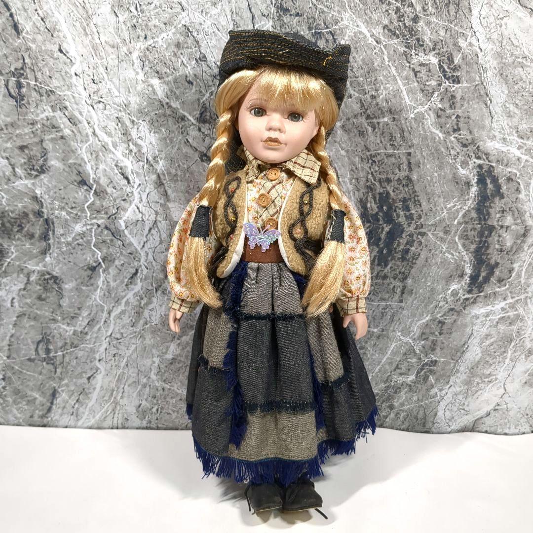 ビスクドール 金髪の伝統的な衣装の人形 約40cm