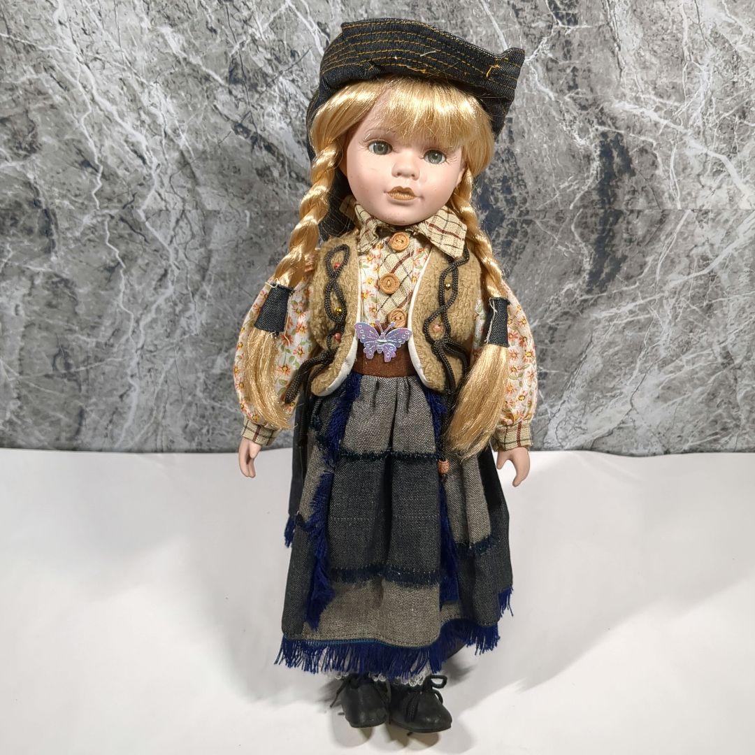 ビスクドール 金髪の伝統的な衣装の人形 約40cm