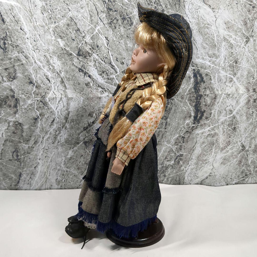 ビスクドール 金髪の伝統的な衣装の人形 約40cm