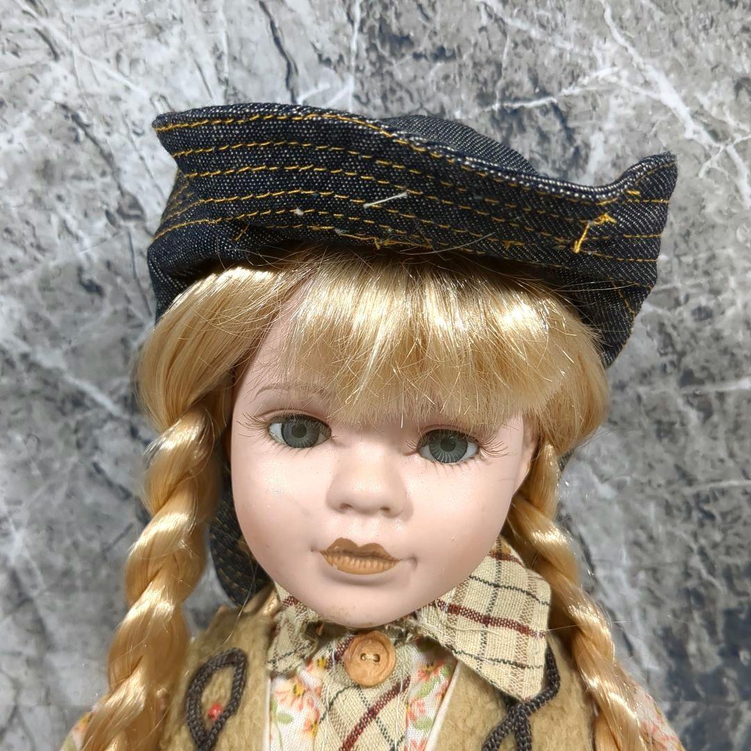 ビスクドール 金髪の伝統的な衣装の人形 約40cm