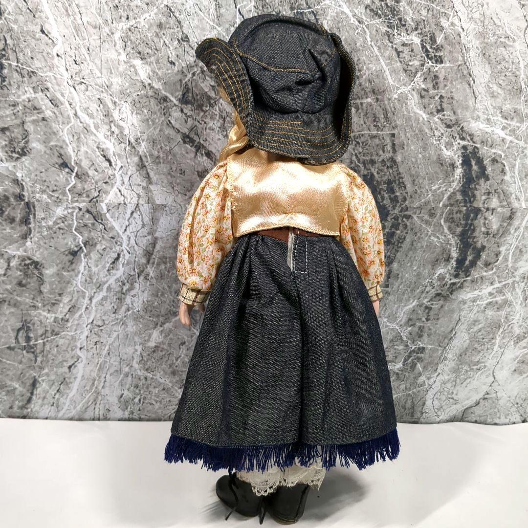 ビスクドール 金髪の伝統的な衣装の人形 約40cm