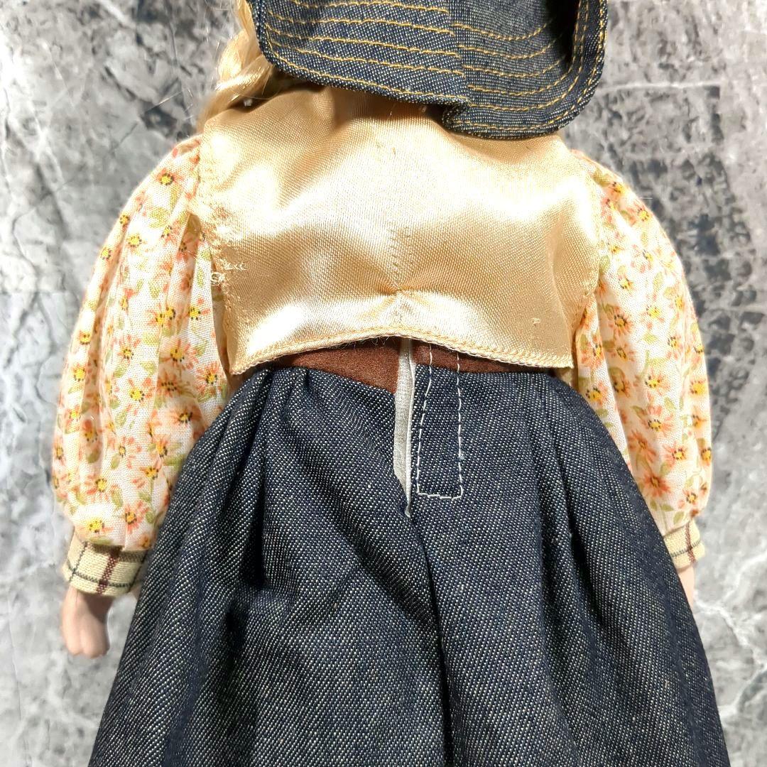 ビスクドール 金髪の伝統的な衣装の人形 約40cm