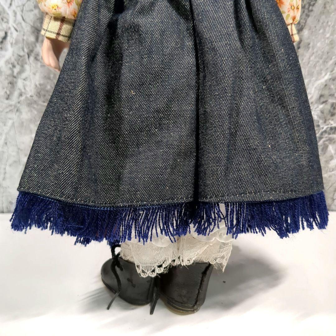 ビスクドール 金髪の伝統的な衣装の人形 約40cm