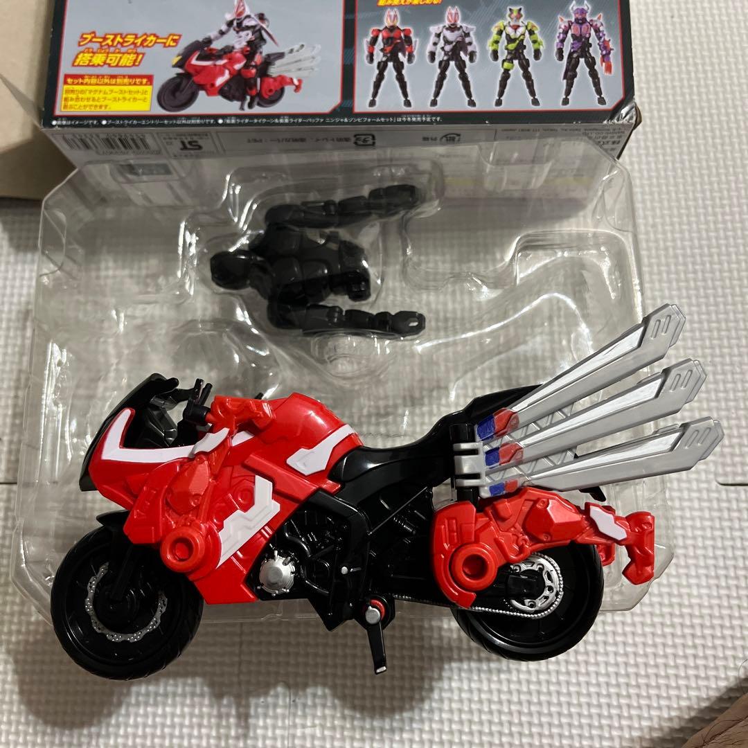 仮面ライダー　ギーツ　リボルチェンジフィギュア　ブーストライカー