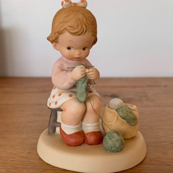 マーベルルーシーアトウェル　陶器人形　編み物をする女の子　表情が可愛いすぎる