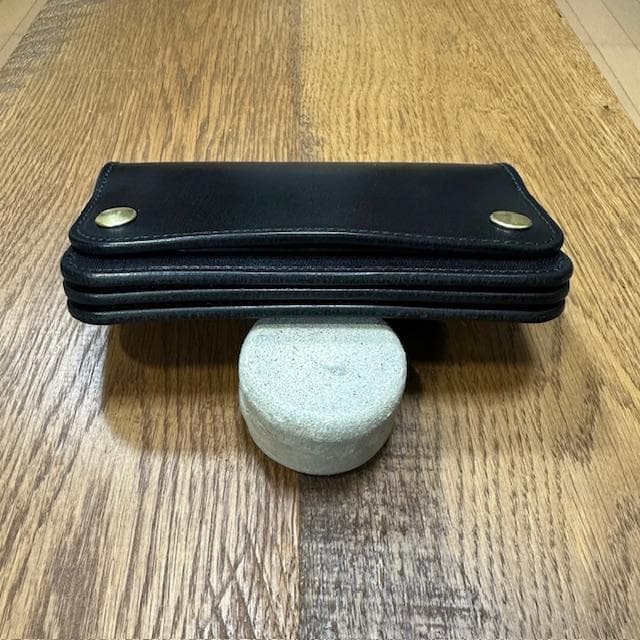 廉　ミドルトラッカーウォレット　栃木レザーブラック真鍮