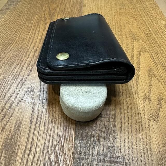 廉　ミドルトラッカーウォレット　栃木レザーブラック真鍮