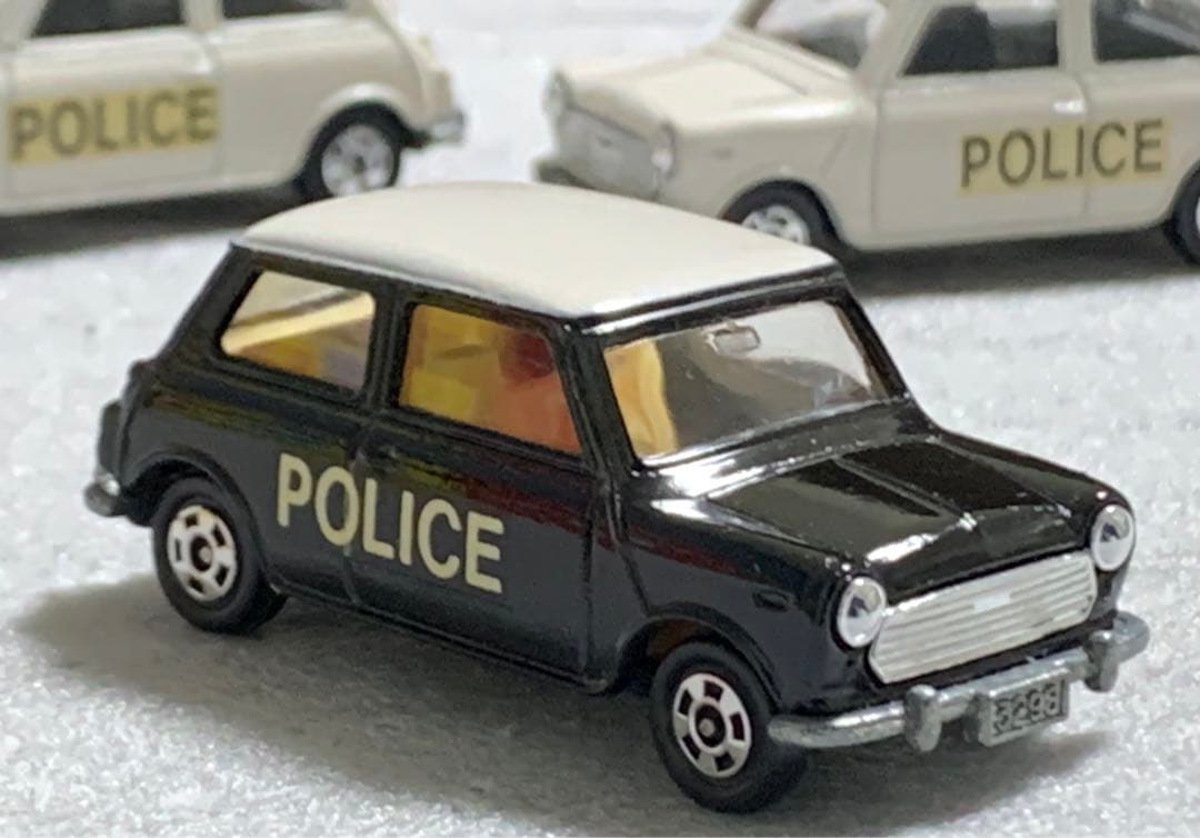 トミカ ミニクーパー トラフィック POLICE 黒/白ルーフ