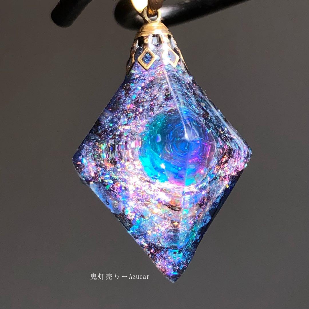 ミスティックトパーズ色の光を集めて。蓄光宇宙レジンネックレス