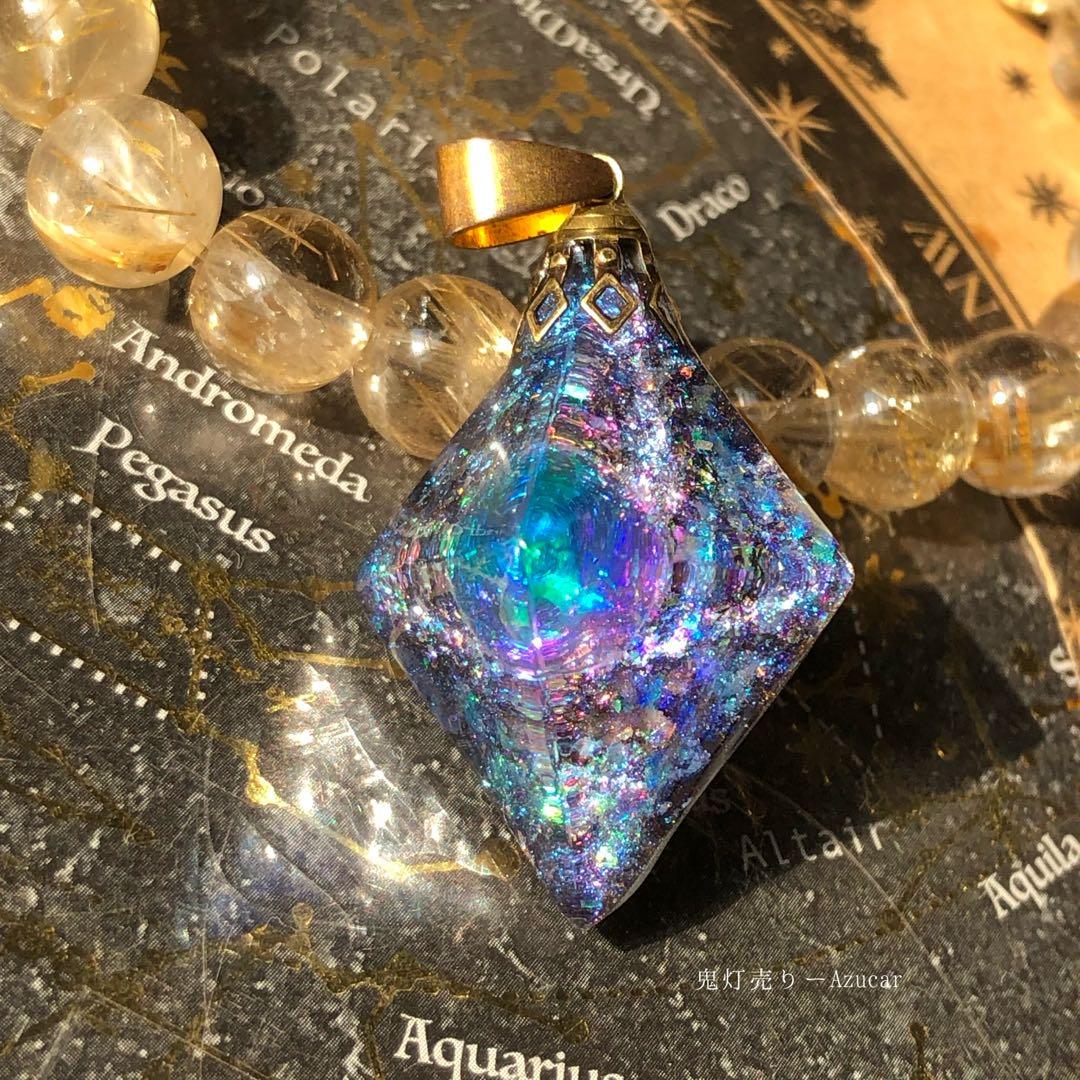 ミスティックトパーズ色の光を集めて。蓄光宇宙レジンネックレス