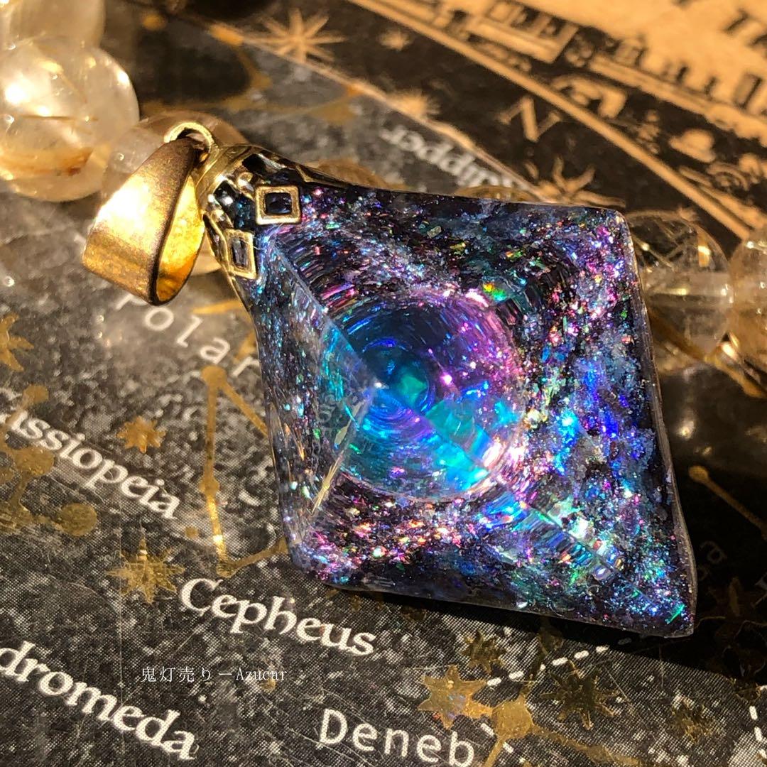 ミスティックトパーズ色の光を集めて。蓄光宇宙レジンネックレス