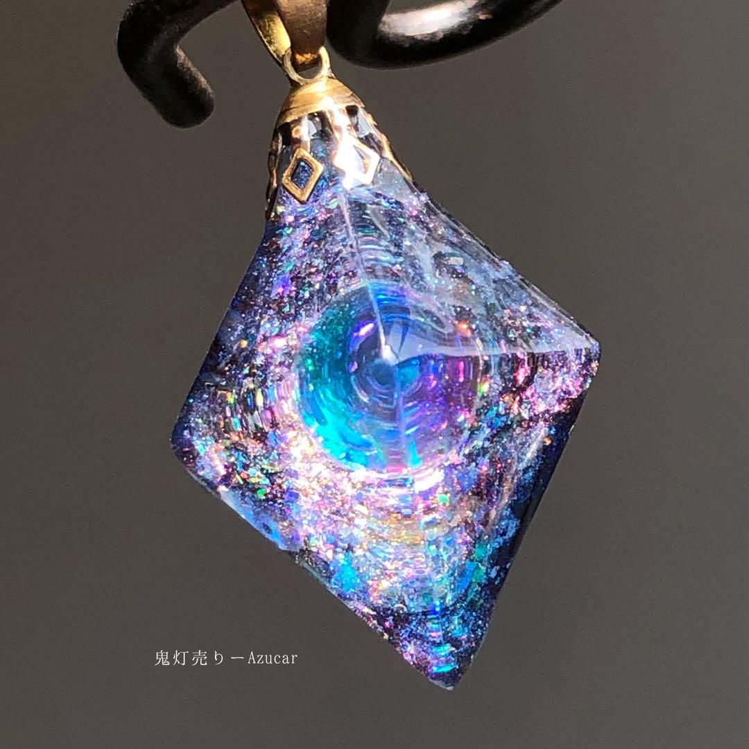 ミスティックトパーズ色の光を集めて。蓄光宇宙レジンネックレス
