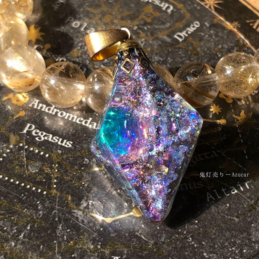 ミスティックトパーズ色の光を集めて。蓄光宇宙レジンネックレス