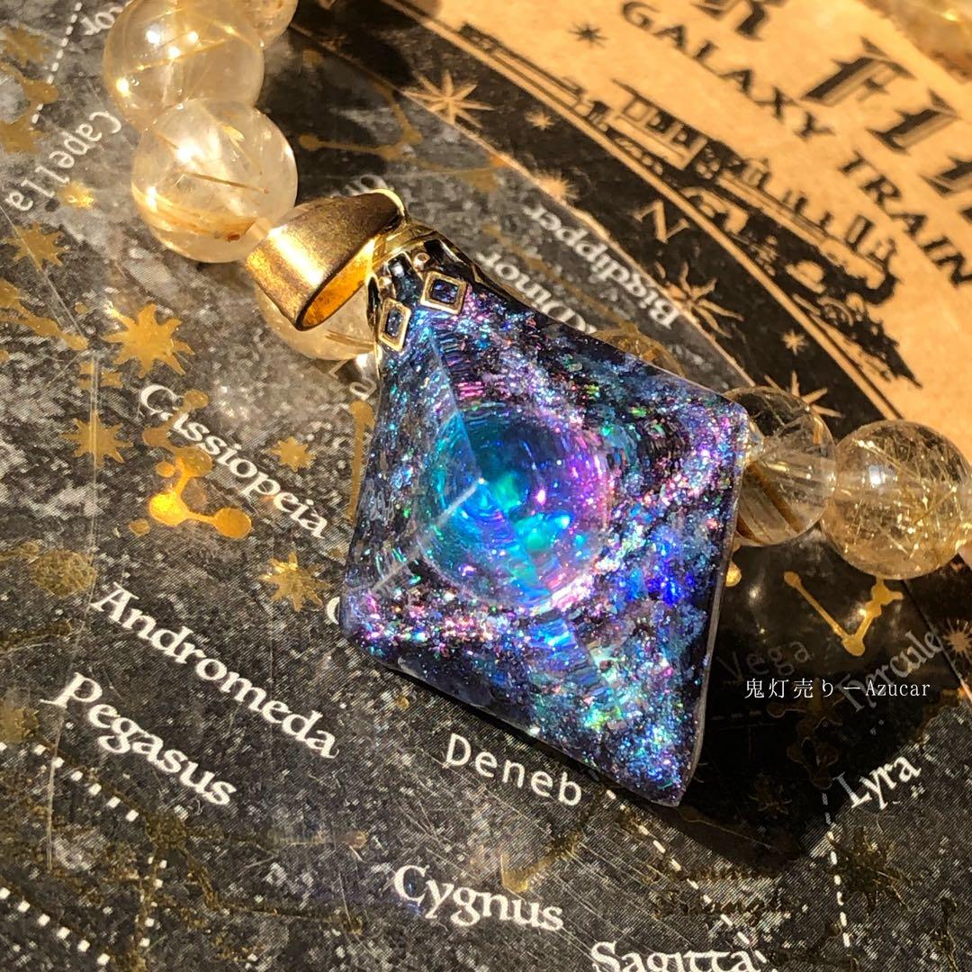 ミスティックトパーズ色の光を集めて。蓄光宇宙レジンネックレス