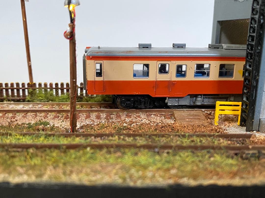 Nゲージ　鉄道ジオラマ　模型　レトロな鉄道車庫　LED照明付き