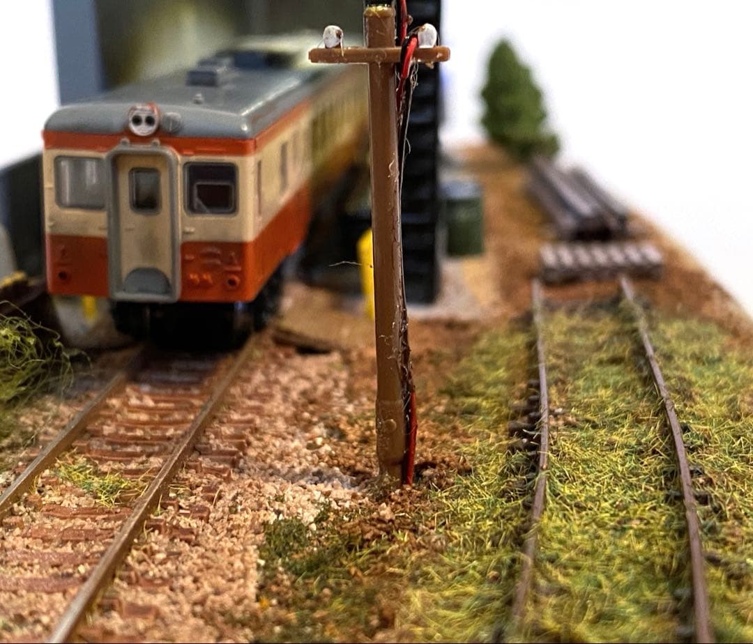 Nゲージ　鉄道ジオラマ　模型　レトロな鉄道車庫　LED照明付き