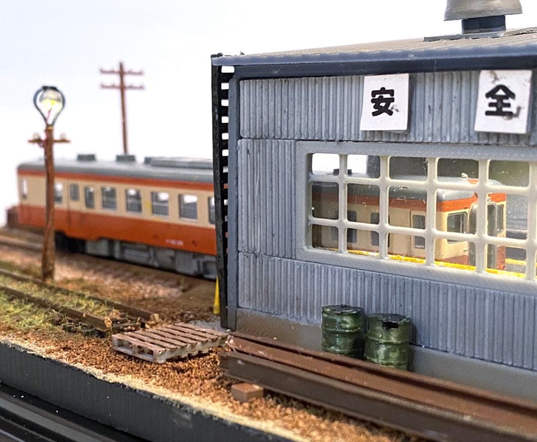 Nゲージ　鉄道ジオラマ　模型　レトロな鉄道車庫　LED照明付き