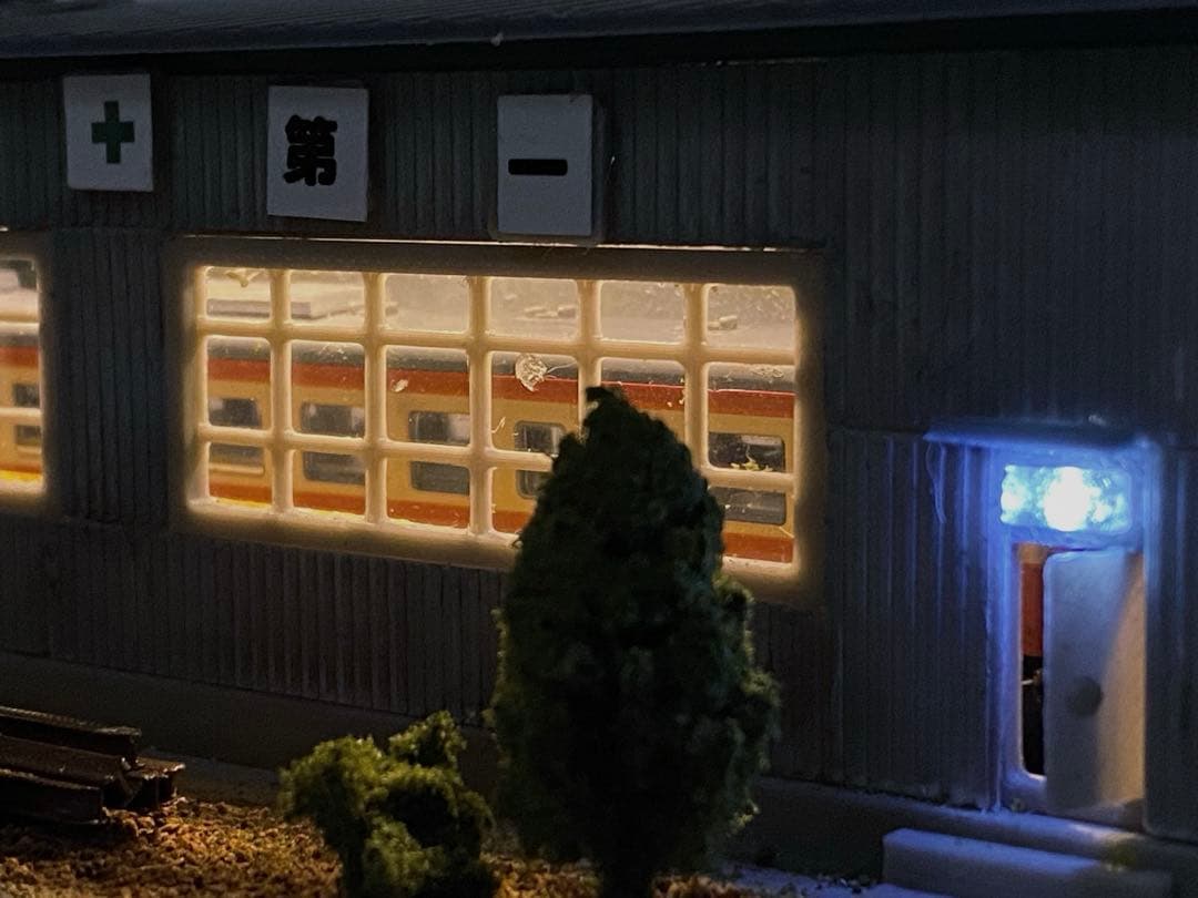 Nゲージ　鉄道ジオラマ　模型　レトロな鉄道車庫　LED照明付き