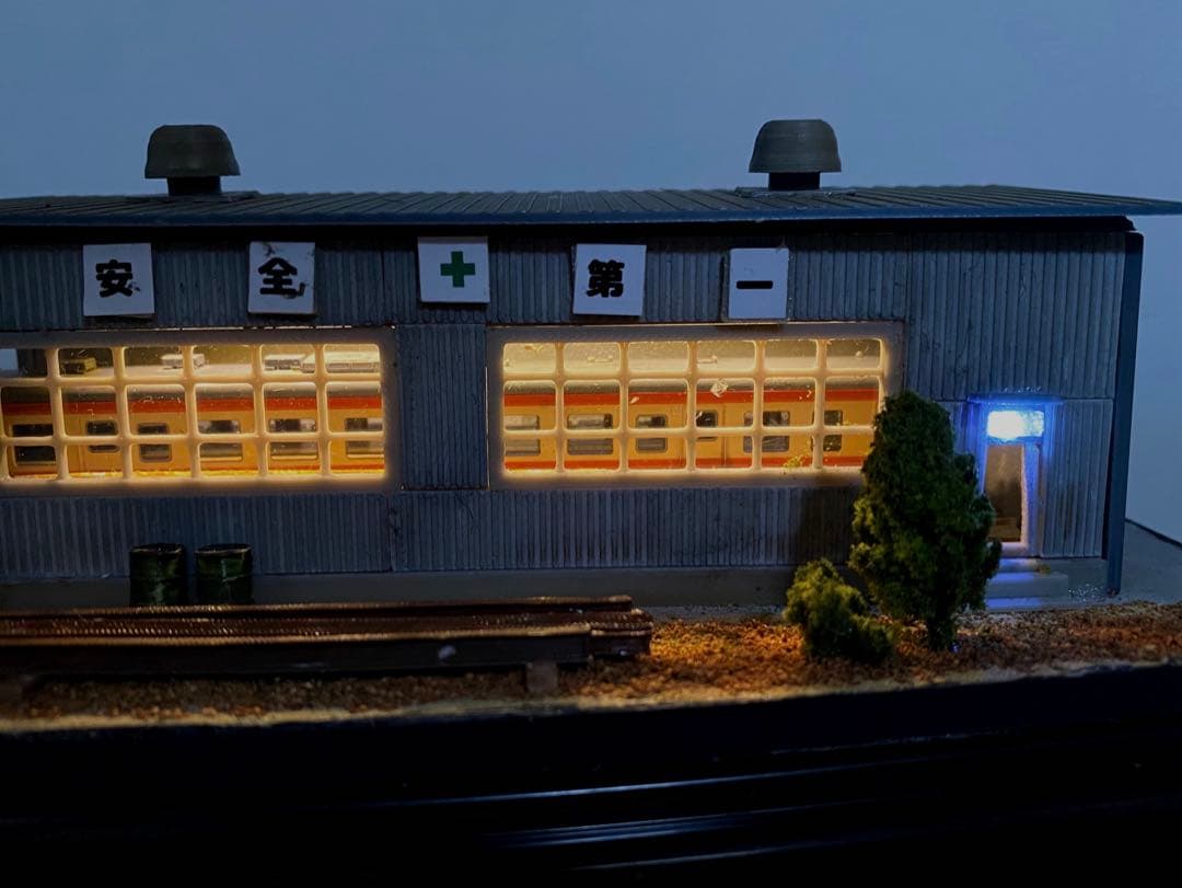 Nゲージ　鉄道ジオラマ　模型　レトロな鉄道車庫　LED照明付き