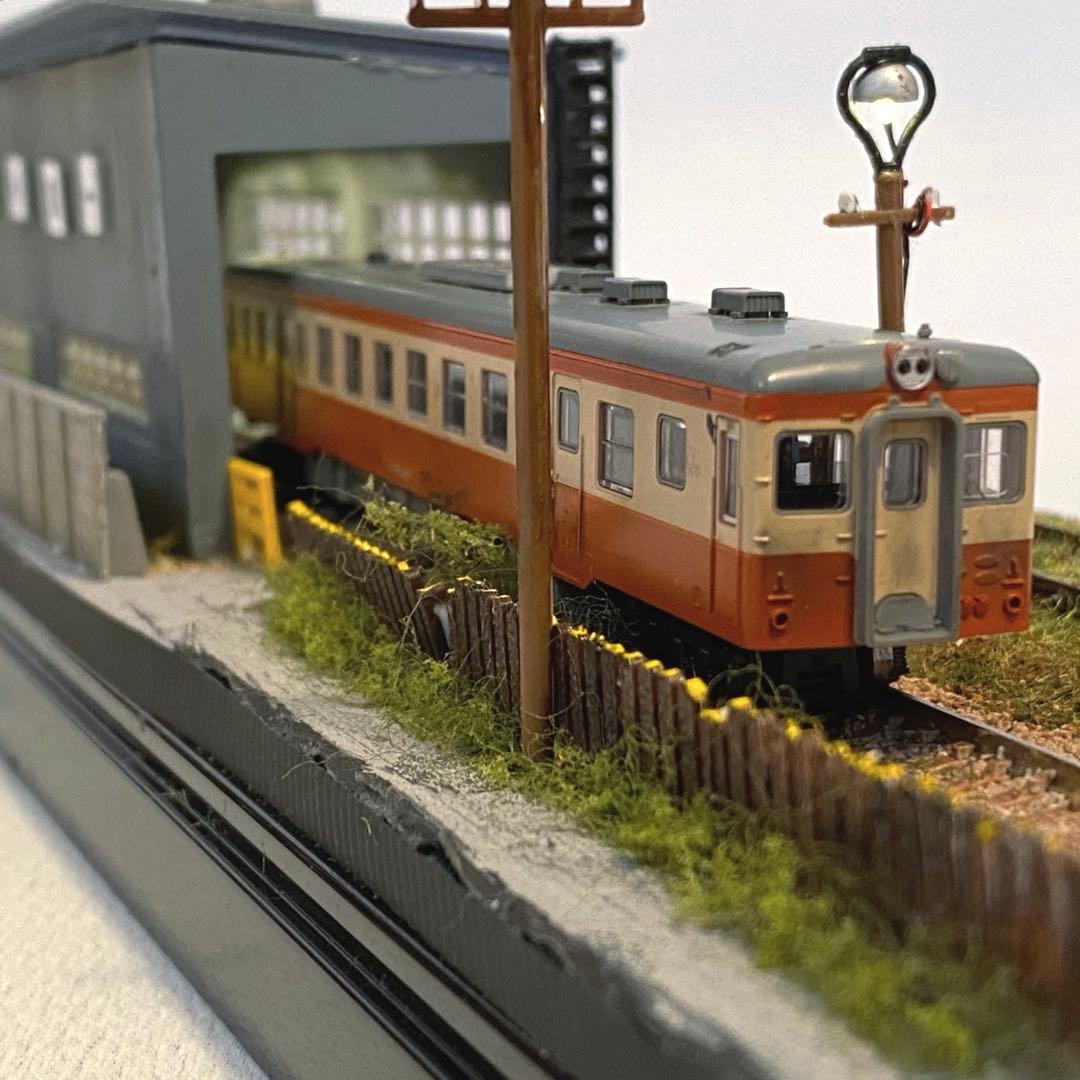 Nゲージ　鉄道ジオラマ　模型　レトロな鉄道車庫　LED照明付き