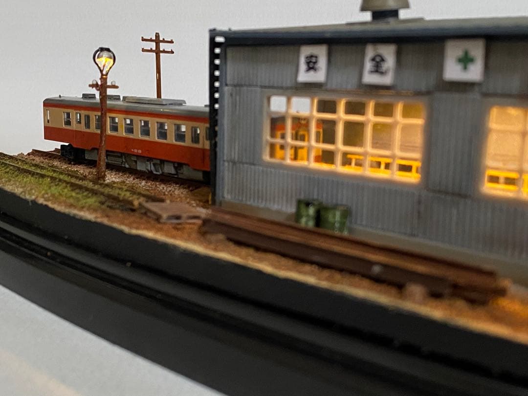 Nゲージ　鉄道ジオラマ　模型　レトロな鉄道車庫　LED照明付き