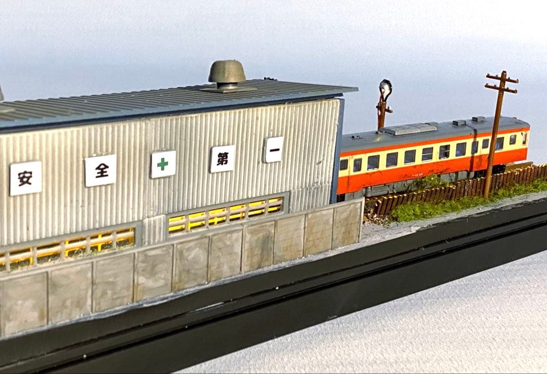 Nゲージ　鉄道ジオラマ　模型　レトロな鉄道車庫　LED照明付き