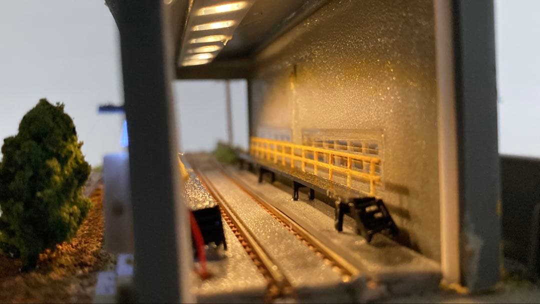 Nゲージ　鉄道ジオラマ　模型　レトロな鉄道車庫　LED照明付き