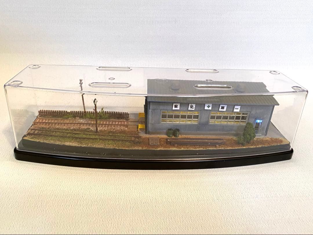 Nゲージ　鉄道ジオラマ　模型　レトロな鉄道車庫　LED照明付き