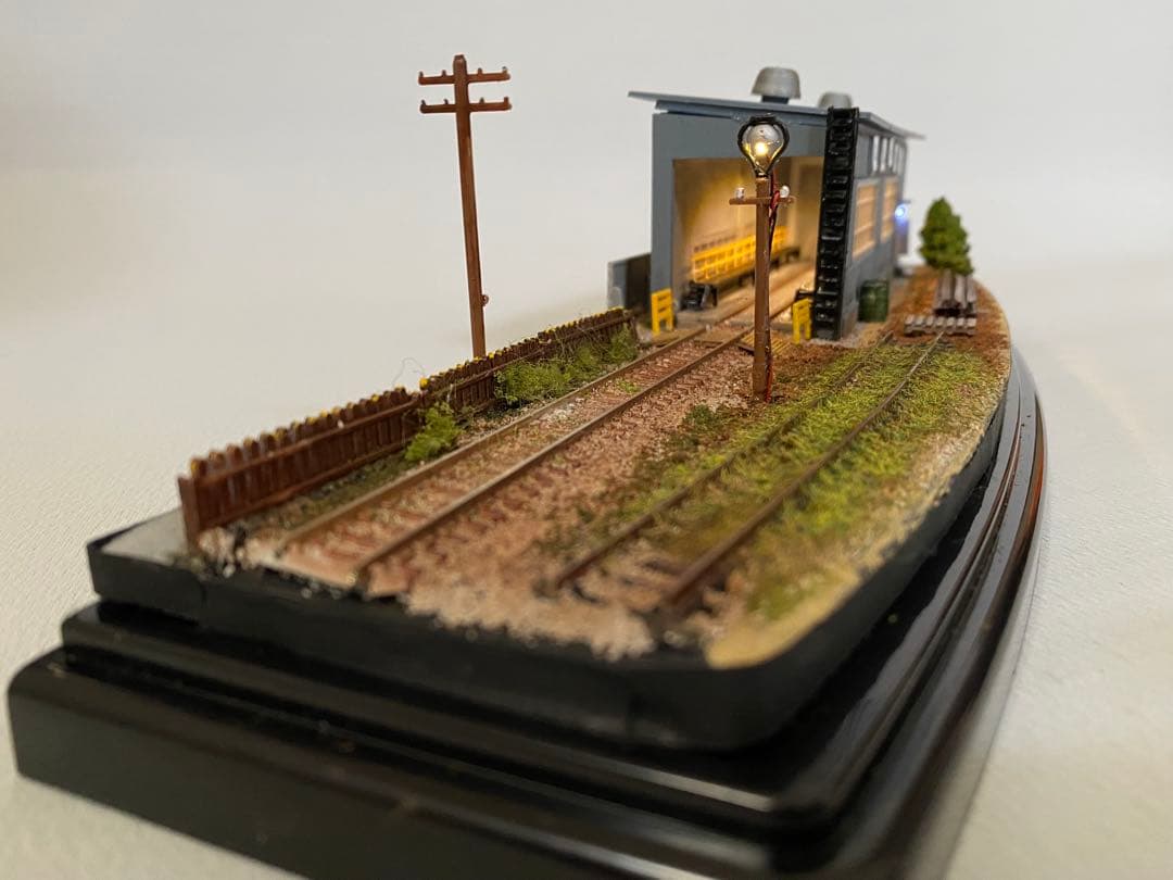 Nゲージ　鉄道ジオラマ　模型　レトロな鉄道車庫　LED照明付き
