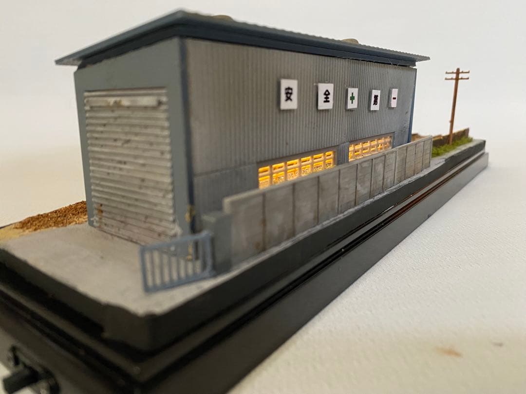 Nゲージ　鉄道ジオラマ　模型　レトロな鉄道車庫　LED照明付き
