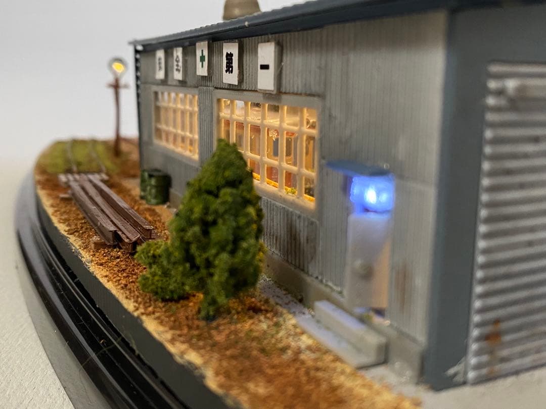 Nゲージ　鉄道ジオラマ　模型　レトロな鉄道車庫　LED照明付き