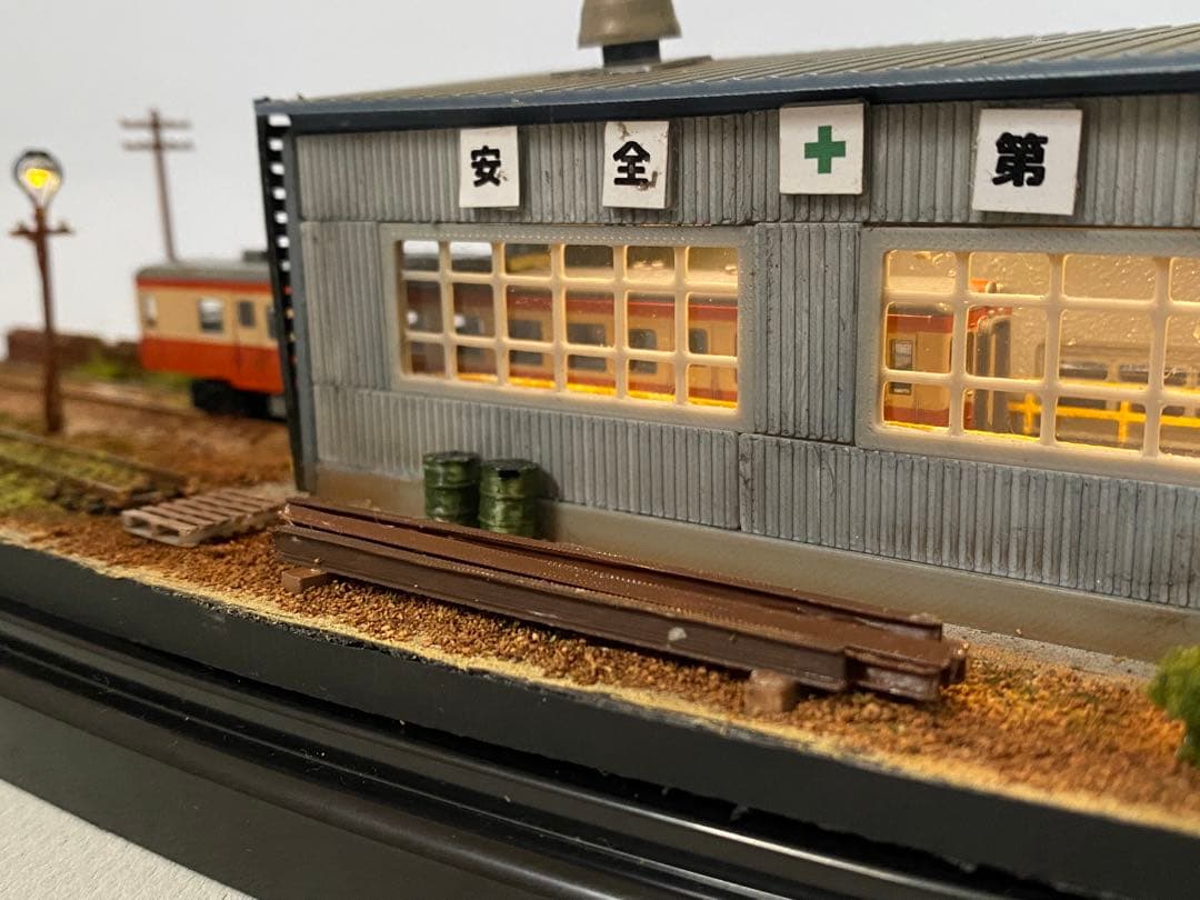 Nゲージ　鉄道ジオラマ　模型　レトロな鉄道車庫　LED照明付き