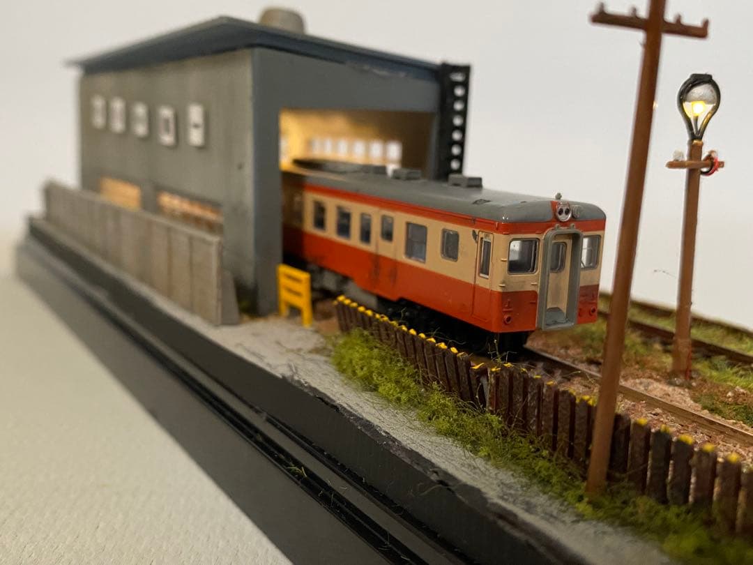 Nゲージ　鉄道ジオラマ　模型　レトロな鉄道車庫　LED照明付き