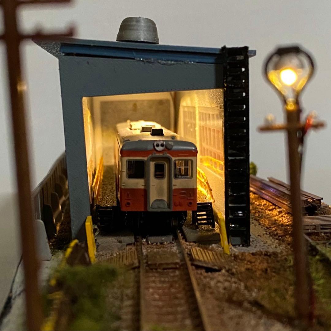 Nゲージ　鉄道ジオラマ　模型　レトロな鉄道車庫　LED照明付き