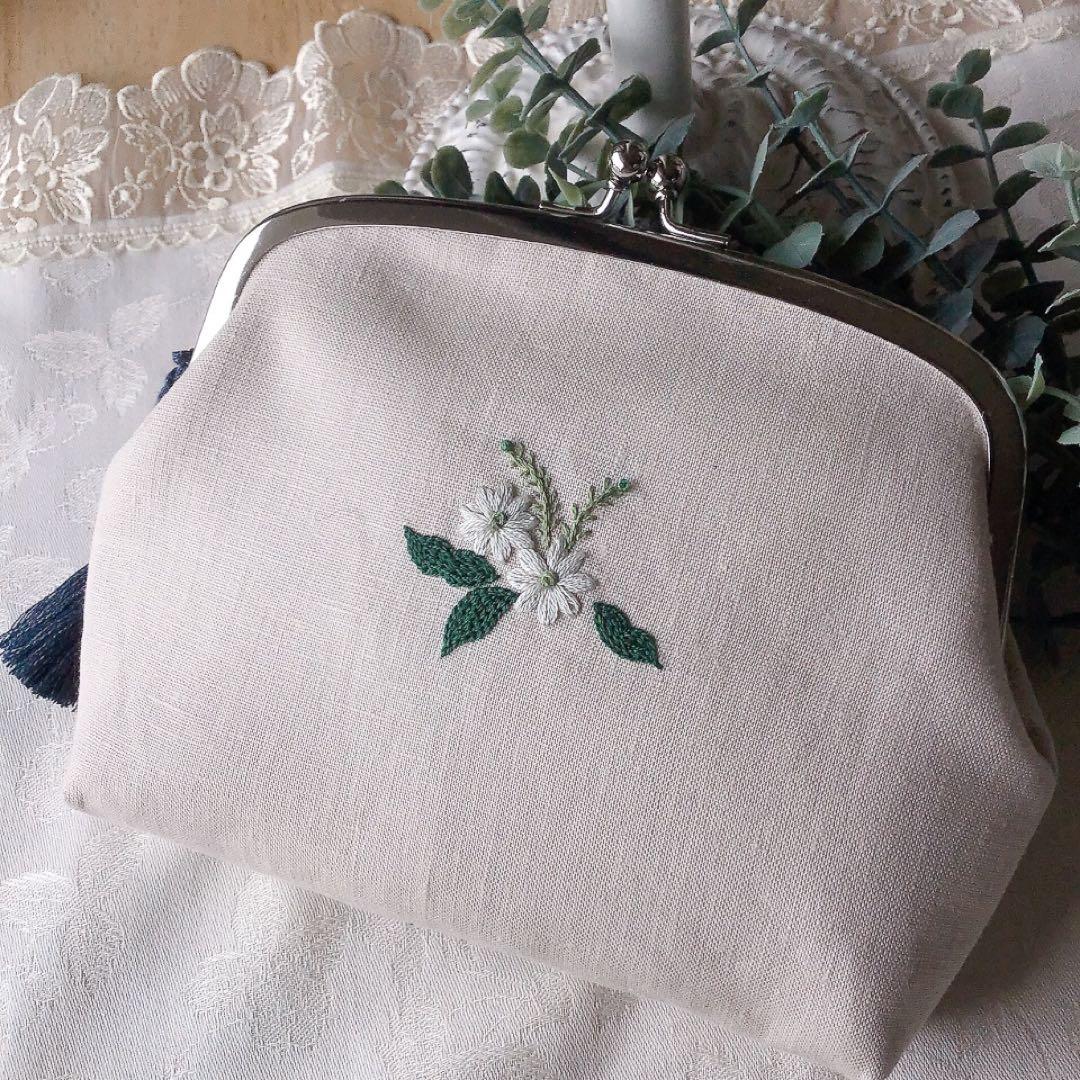 新緑のリースのがま口ポーチ　モリス　手刺繍　ハンドメイド
