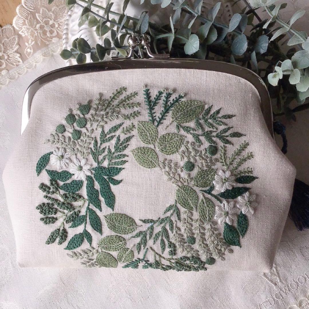 新緑のリースのがま口ポーチ　モリス　手刺繍　ハンドメイド