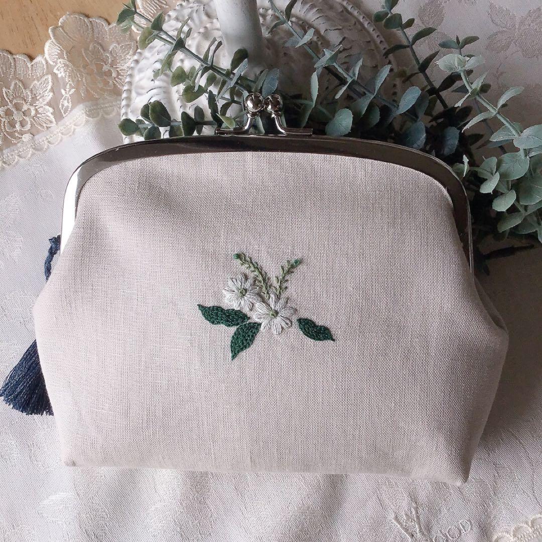 新緑のリースのがま口ポーチ　モリス　手刺繍　ハンドメイド
