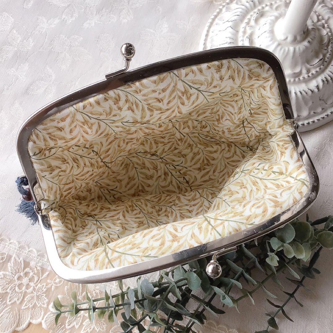 新緑のリースのがま口ポーチ　モリス　手刺繍　ハンドメイド