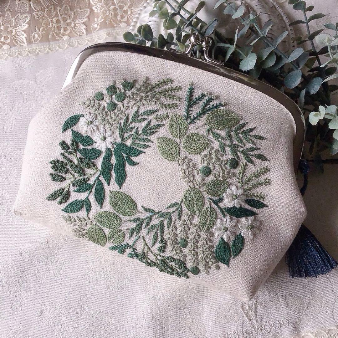 新緑のリースのがま口ポーチ　モリス　手刺繍　ハンドメイド