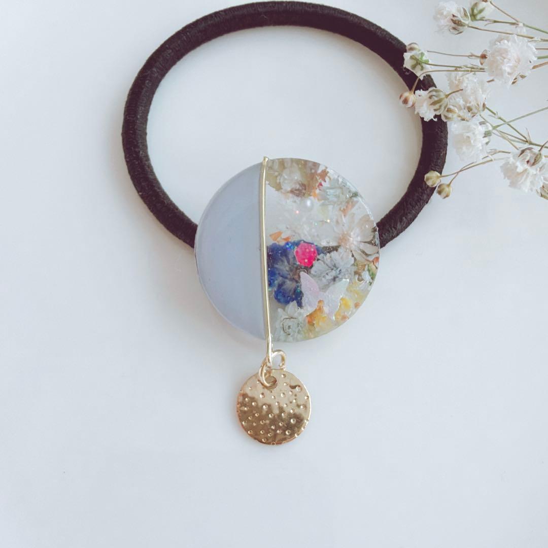 レジンヘアゴム バイカラー　ブルー　ゆらゆら　チャーム　冬　ちょうちょ