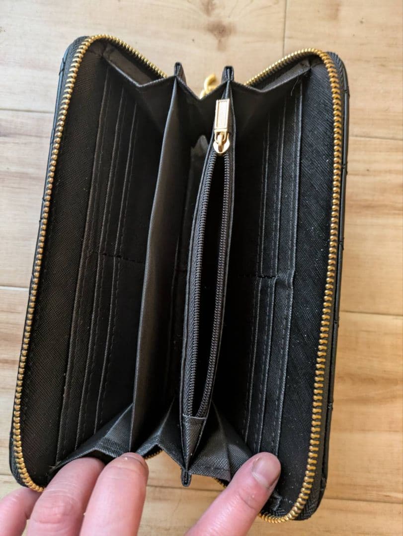 CHANELノベルティ ブラックレザー財布 キルティング