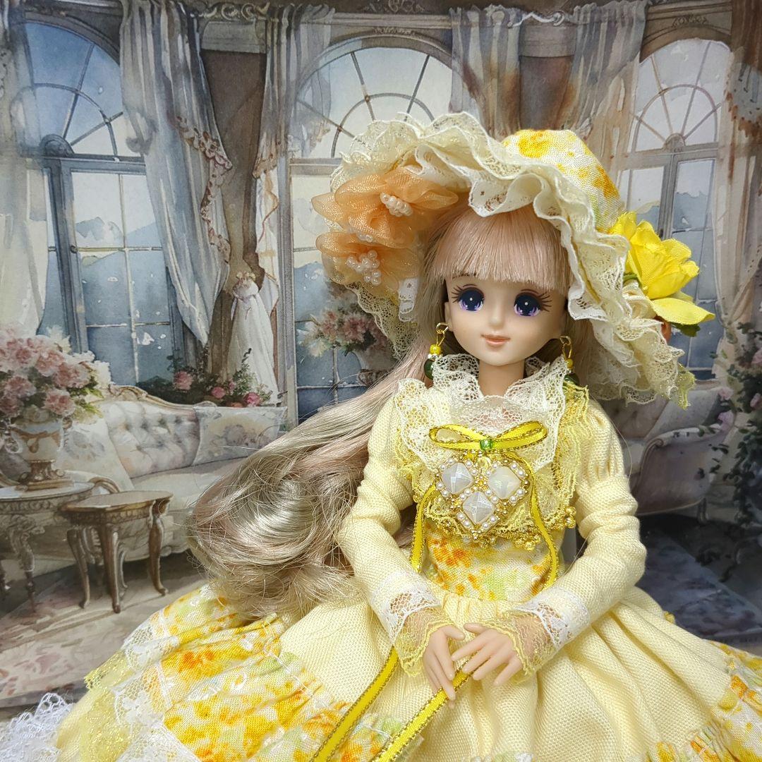 コ*ズ様 ジェニーフレンド27cmドール服　黄色♡レースとギャザーのドレス