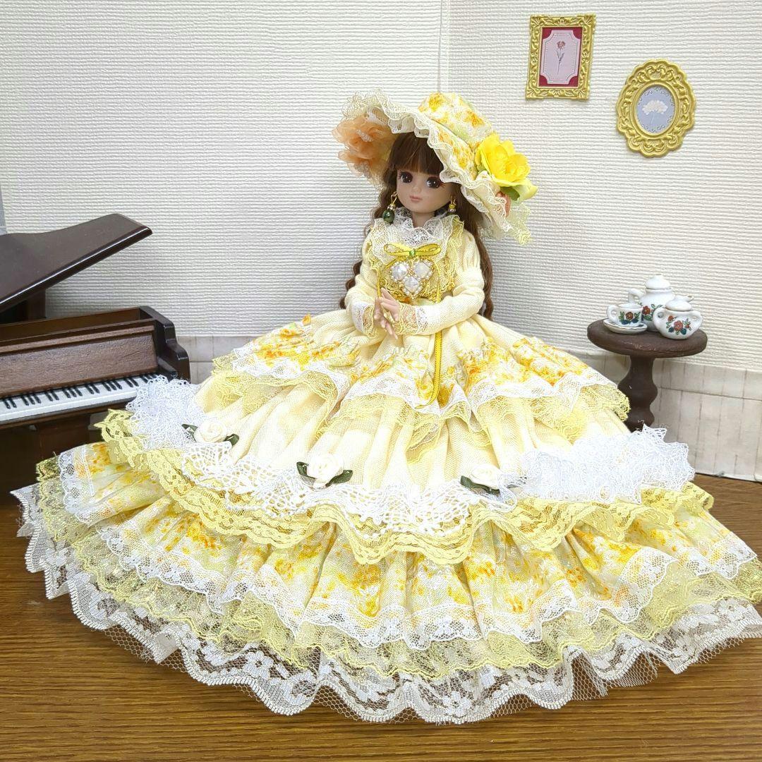 コ*ズ様 ジェニーフレンド27cmドール服　黄色♡レースとギャザーのドレス